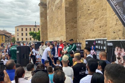 El púgil leonés vivió un auténtico baño de masas en los alrededores de la Catedral