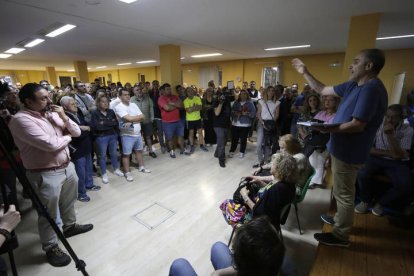 Concentración de vecinos en Villaobispo de las Regueras. F. Otero Perandones.