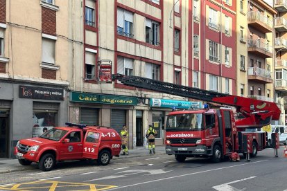 Un momento de la actuación de los bomberos.