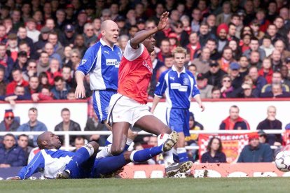 Patrick Vieira (C) del Arsenal es abordado por Kevin Campbell (i) del Everton durante un partido de Premiership FA Carling en Highbury, Londres. EPA PA/SEAN DEMPSEY