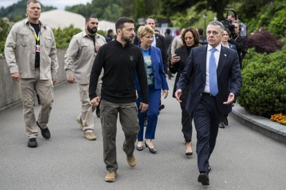 El consejero federal suizo, Ignazio Cassis (d); la vicepresidenta estadounidense, Kamala Harris (2-d); la presidenta federal suiza, Viola Amherd (3-d), y el presidente ucraniano, Volodímr Zelenski (3-i) caminan hasta el podio donde se tomará la tradicional foto grupal durante la Cumbre sobre la Paz en Ucrania, en Stansstad, cerca de Lucerna, Suiza. EFE/Alessandro Della Valle