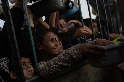 Desplazados palestinos en Gaza reciben ayuda humanitaria por parte de  las ONG. EFE/EPA/HAITHAM IMAD