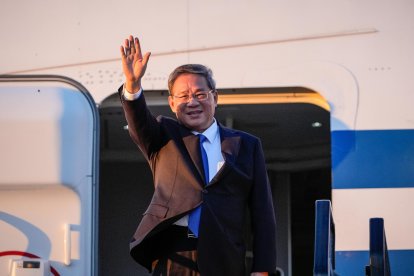 El primer ministro de China, Li Qiang, saluda cuando llega al aeropuerto de Adelaida, Australia, el 15 de junio de 2024 (publicado el 16 de junio de 2024). EFE/ASANKA RATNAYAKE / POOL AUSTRALIA Y NUEVA ZELANDA FUERA