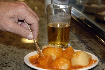 Imagen de archivo de una caña de cerveza y patatas bravas, típica tapa española. EFE/Paco Torrente