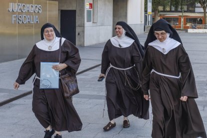 Imagen de archivo de la exabadesa sor Isabel de Trinidad y otras dos monjas del convento de Belorado saliendo de los Juzgados de Burgos el pasado 31 de mayo. EFE/Santi Otero