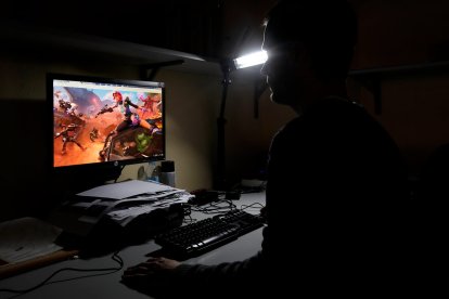 El desconocido manipulaba al menor a través del videojuego Fornite para que realizara actividades peligrosas como acceder a la 'Dark Web'