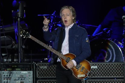 Foto de archivo de 2019 de Paul McCartney durante un concierto en Santiago (Chile). EFE/Alberto Valdés