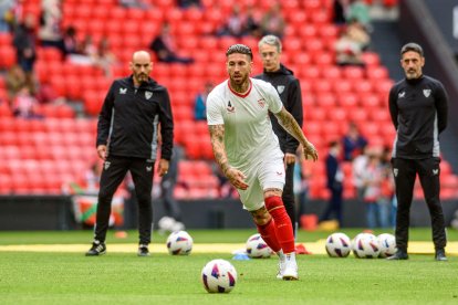 Imagen de archivo del ya ex defensa del Sevilla Sergio Ramos (c) durante un calentamiento. EFE/Javier Zorrilla