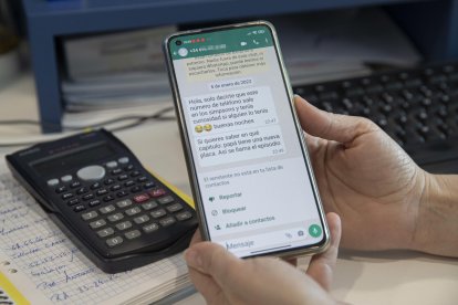 Imagen de archivo de un mensaje recibido en un teléfono móvil. EFE/Marcial Guillén