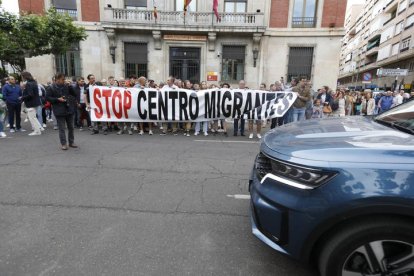 Protesta de los vecinos frente a la Subdelegación del Gobierno en León