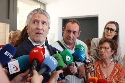 El ministro del Interior, Fernando Grande-Marlaska, este lunes en Algeciras (Cádiz). EFE/A.Carrasco Ragel.