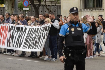 Concentración de vecinos de Villarrodrigo contra la llegada de migrantes a un nuevo centro humanitario temporal en el municipio.