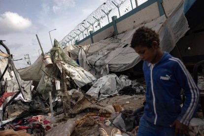 Foto de archivo de unos palestinos que inspeccionan sus tiendas de campaña después de una operación del ejército israelí en Rafah, al sur de la Franja de Gaza. EFE/EPA/HAITHAM IMAD