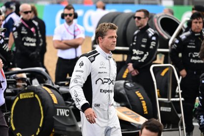 Foto de archivo del actor estadounidense Brad Pitt (C) en el circuito de carreras de Silverstone, Reino Unido. EFE/EPA/CRISTIANO BRUNA