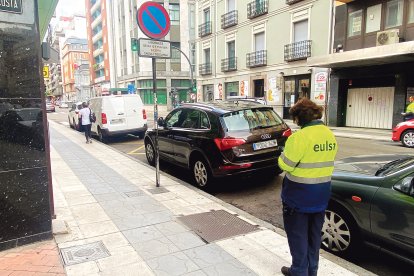 Los controladores de la ORA vigilarán que los vehículos no superen los 45 minutos estacionados en el carga y descarga.