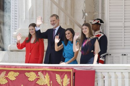 (De i a d) La princesa de Asturias, el rey Felipe VI, la reina Letizia, y la infanta Sofía saludan desde el balcón del Palacio Real en Madrid donde se conmemora el décimo aniversario del reinado de Felipe VI, este miércoles. El rey Felipe VI, junto a la reina Letizia y sus hijas, conmemora el décimo aniversario de su reinado con el relevo solemne de la Guardia Real, la imposición de condecoraciones a ciudadanos desconocidos y un almuerzo institucional, todo ello en el Palacio Real de Madrid, donde el broche a la jornada va a ser un concierto a cargo de la banda de música de la Guardia Real y del violinista Ara Malikian. EFE/ Ballesteros