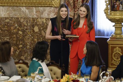 Leonor, princesa de Asturias (d), y su hermana, la infanta Sofía, durante el alumuerzo en el Palacio Real en Madrid con motivo de la conmemoración del décimo aniversario del reinado de Felipe VI, este miércoles. El rey Felipe VI, junto a la reina Letizia y sus hijas, conmemora el décimo aniversario de su reinado con el relevo solemne de la Guardia Real, la imposición de condecoraciones a ciudadanos desconocidos y un almuerzo institucional, todo ello en el Palacio Real de Madrid, donde el broche a la jornada va a ser un concierto a cargo de la banda de música de la Guardia Real y del violinista Ara Malikian. EFE/ Chema Moya / POOL