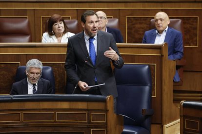 El ministro de  Transportes, Oscar Puente (dcha, delante), intervien en la sesión de control que se celebra este miércoles en el Congreso de los Diputados en Madrid. EFE/ Mariscal