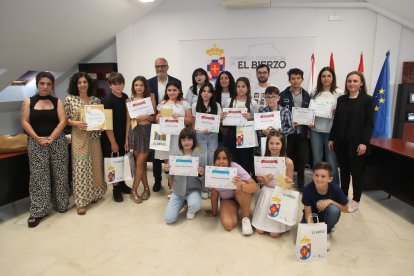 Foto de familia con los premiados.