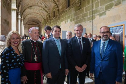 Morala, con los presidentes de Galicia y Castilla y León, en la inauguración de Santiago.