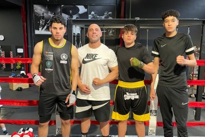 Raúl Castellano 'El Niño', de blanco, junto a los 3 boxeadores que compiten en Asturias