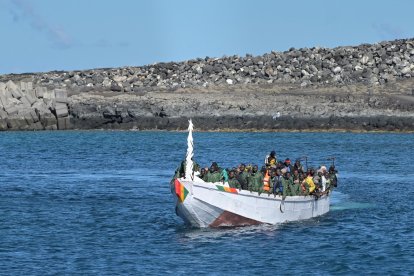 Imagen de un reciente operativo de auxulio de Salvamento Marítimo en el puerto de La Restinga, en El Hierro, a un cayuco. EFE/ Gelmert Finol