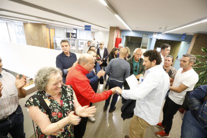 La policía ha tenido que desalojar el pleno de Villaquilambre que abordaba la llegada de migrantes al municipio