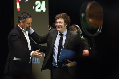 El líder de Vox, Santiago Abascal (i), junto a Javier Milei (d), presidente de Argentina, tras su intervención en la convención política de Vox 