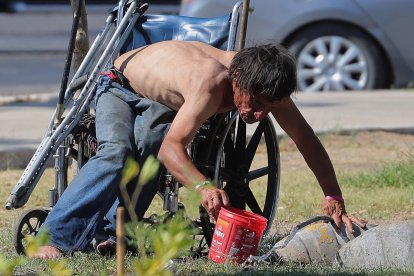 Una persona llena un bote con agua en la ciudad de Hermosillo, en el estado de Sonora (México). EFE/Daniel Sánchez