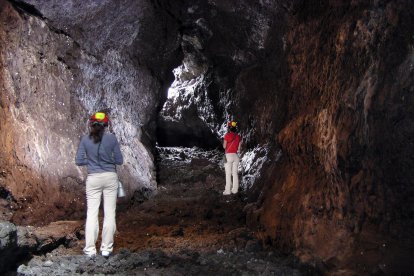 Imagen de archivo de un tubo volcánico en la isla de La Palma. EFE/Francisco Govantes