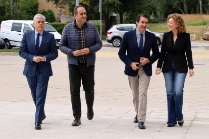 El consejero de Medio Ambiente, Vivienda y Ordenación del Territorio, Juan Carlos Suárez-Quiñones, con el delegado territorial, Eduardo Diego, el vicepresidente de la Diputación, Valentín Martínez y la directora general de vivienda, Marìa Pardo.