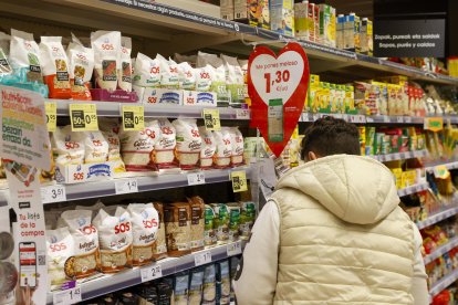 El aumento reiterado de los precios de los alimentos en 2023, de hasta el 10 % en la cesta de la compra, supuso un alza en el presupuesto que los españoles dedican a comer y beber hasta los 2.732 euros por persona, un 5,8 % más que el año anterior, según el informe de consumo alimentario presentado este viernes por el ministro de Agricultura, Pesca y Alimentación, Luis Planas. EFE/Luis Tejido