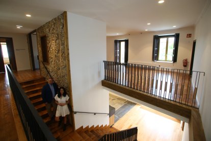 El alcalde de Camponaraya, Eduardo Morán, y la arquitecta Itziar Quirós, en las escaleras interiores de la Casa Ucieda-Osorio.