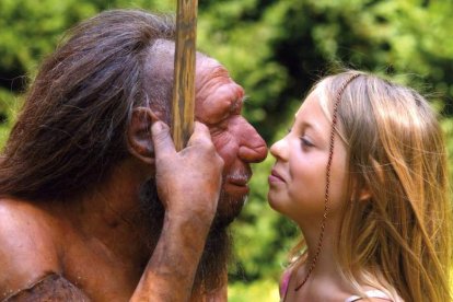 IMAGEN DE UN NEANDERTAL Y UN HUMANO MODERNO QUE SE EXHIBE EN EL