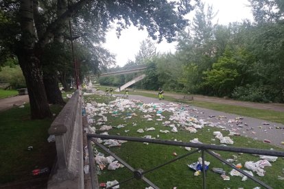 Operarios de la limpieza municipal recogen los restos de la noche de San Juan.