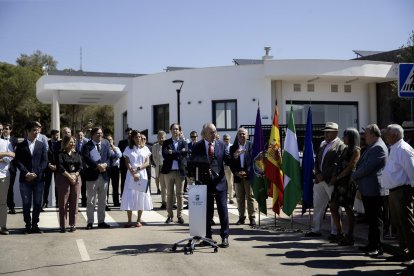 El alcalde de Málaga, Francisco de la Torre (c), durante la inauguración de 'El Parque', primer cementerio público de animales de compañía de España, una instalación que ofrecerá a la ciudadanía la posibilidad de incinerar o enterrar a sus mascotas por un precio de entre 170 y 250 euros en función de su peso, este lunes en Málaga.EFE/Jorge Zapata