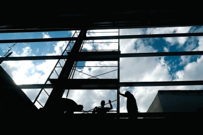 Operarios trabajan en la construcción de una estructura el 19 de marzo de 2024, en Buenos Aires (Argentina). EFE/ Juan Ignacio Roncoroni