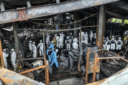 Un equipo conjunto de investigación de bomberos, policía y funcionarios inició una investigación sobre el terreno de la causa del devastador incendio en una planta de baterías de litio en Hwaseong, al sur de Seúl, Corea del Sur, el 25 de junio de 2024. EFE/EPA/YONHAP / POOL SOUTH KOREA OUT