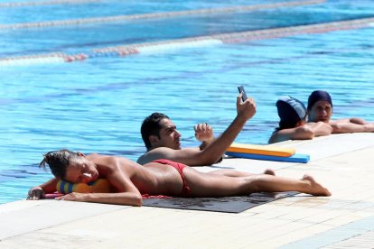 Imagen de archivo de una joven tomando el sol en el borde de una piscina. EFE/EPA/FILIPPO VENEZIA