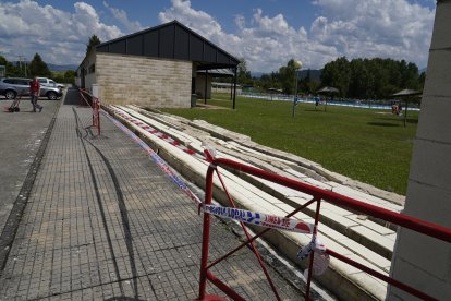 Estado en el que quedó el muro de las piscinas de Fuentesnuevas.