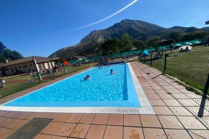 Las piscinas de Puebla de Lillo, con el Susarón al fondo.