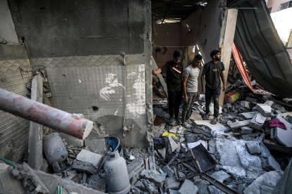 Palestinos en una vivienda destrozada por un ataque israelí en Al-Maghazi. EFE/EPA/MOHAMMED SABER