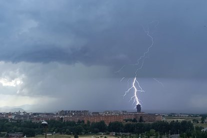 El rayo rondó el rascacielos de La Rosaleda
