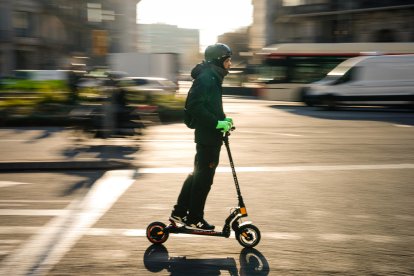 Imagen de archivo en la que un joven circula por el centro de Barcelona con un patinete eléctrico. EFE/Enric Fontcuberta