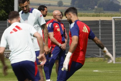 El seleccionador Luis de la Fuente dirige un entrenamiento del combinado español este jueves en la localidad alemana de Donaueschingen preparándose para el choque de octavos de final del domingo en Colonia. EFE/ J.J. Guillén