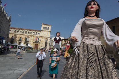 Desfile de gigantes y cabezudos, este jueves.