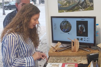 Ester Muñoz visutó esta mañana la feria de artesanía de León.