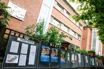 Imagen de carteles electorales legislativos en vallas publicitarias en Malakoff, cerca de París, Francia, el 29 de junio de 2024. EFE/EPA/Mohammed Badra