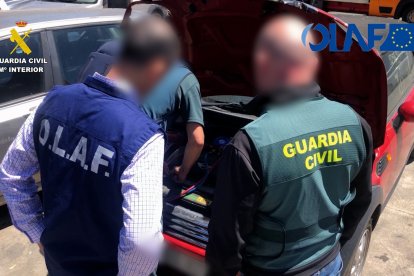 Agentes de la Guardia Civil durante la operación.