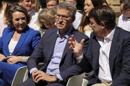 El presidente del PP, Alberto Núñez Feijóo (c), la secretaria general, Cuca Gamarra y el presidente de Castilla y León, Alfonso Fernández Mañueco, en el acto de clausura de 